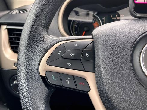 Used 2016 Jeep Cherokee Sport FWD image 23