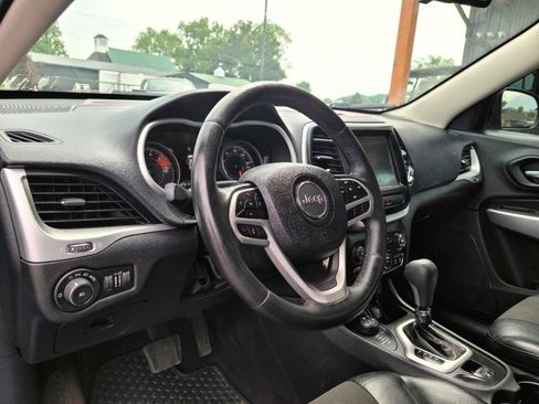Used 2017 Jeep Cherokee Trailhawk w/ Cold Weather Group AWD/4WD image 9