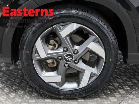 Used 2022 Hyundai Venue SEL image 32