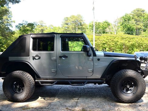 Used 2017 Jeep Wrangler Unlimited Sport w/ Connectivity Group AWD/4WD image 6