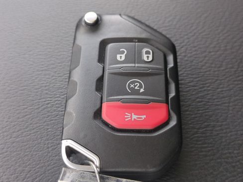 Used 2025 Jeep Wrangler Unlimited Sahara AWD/4WD image 33