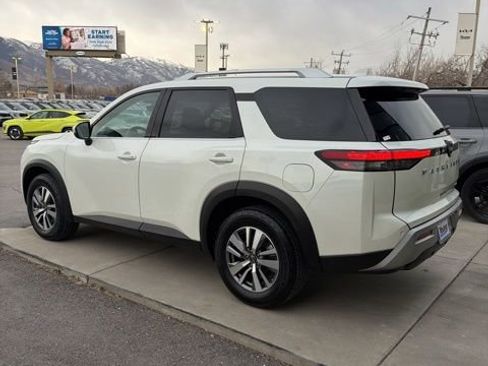 Used 2023 Nissan Pathfinder SL image 3