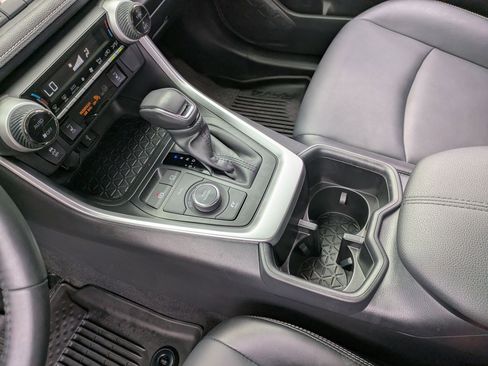 Used 2022 Toyota RAV4 XLE Premium image 15