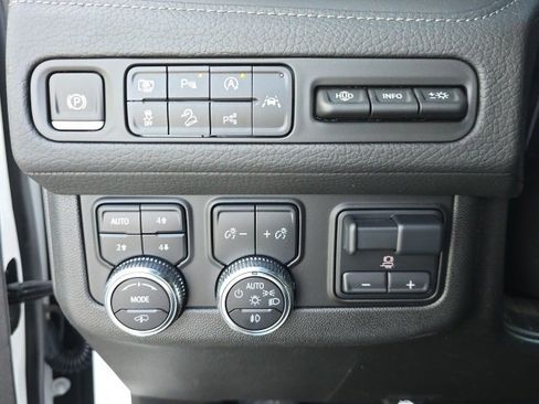 Used 2024 GMC Yukon Denali w/ Denali Reserve Package image 27