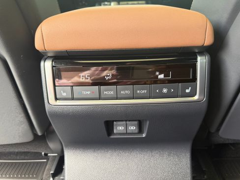 Used 2025 Lexus GX 550 w/ Accessory Package (2T) AWD/4WD image 16