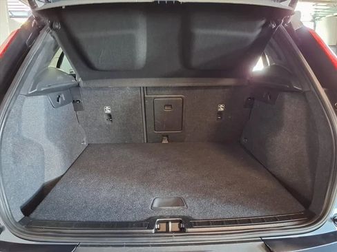 Used 2021 Volvo XC40 T4 Momentum image 5