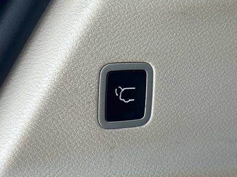Used 2023 Chrysler Pacifica Limited FWD image 18