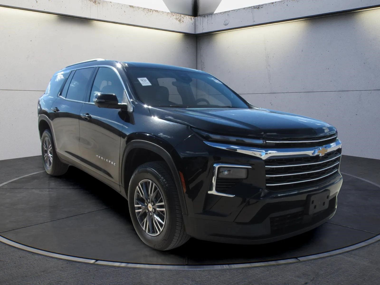 Used 2026 Chevrolet Traverse LT w/ Driver Confidence Package AWD/4WD image 2