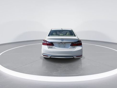 Used 2017 Honda Accord Touring image 9