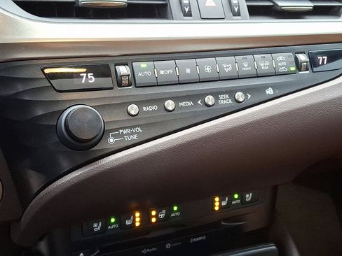 Used 2019 Lexus ES 350 w/ Luxury Package image 23