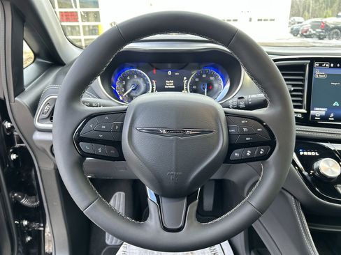 Used 2025 Chrysler Pacifica Limited image 14