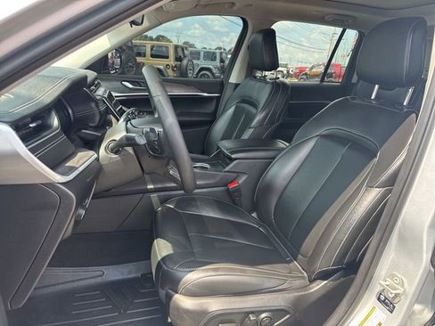 Used 2024 Jeep Grand Cherokee Limited w/ Black Appearance Package image 32