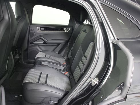 Certified 2025 Porsche Cayenne S AWD/4WD image 32