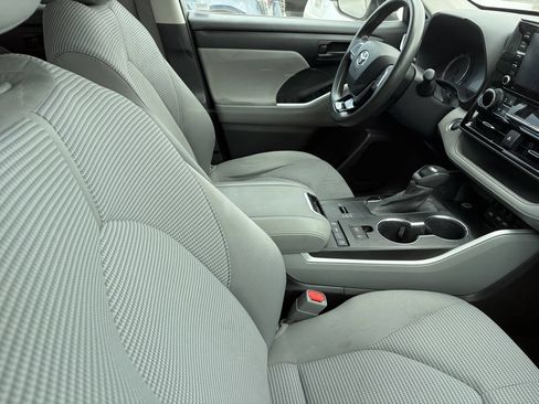 Used 2021 Toyota Highlander L FWD image 11