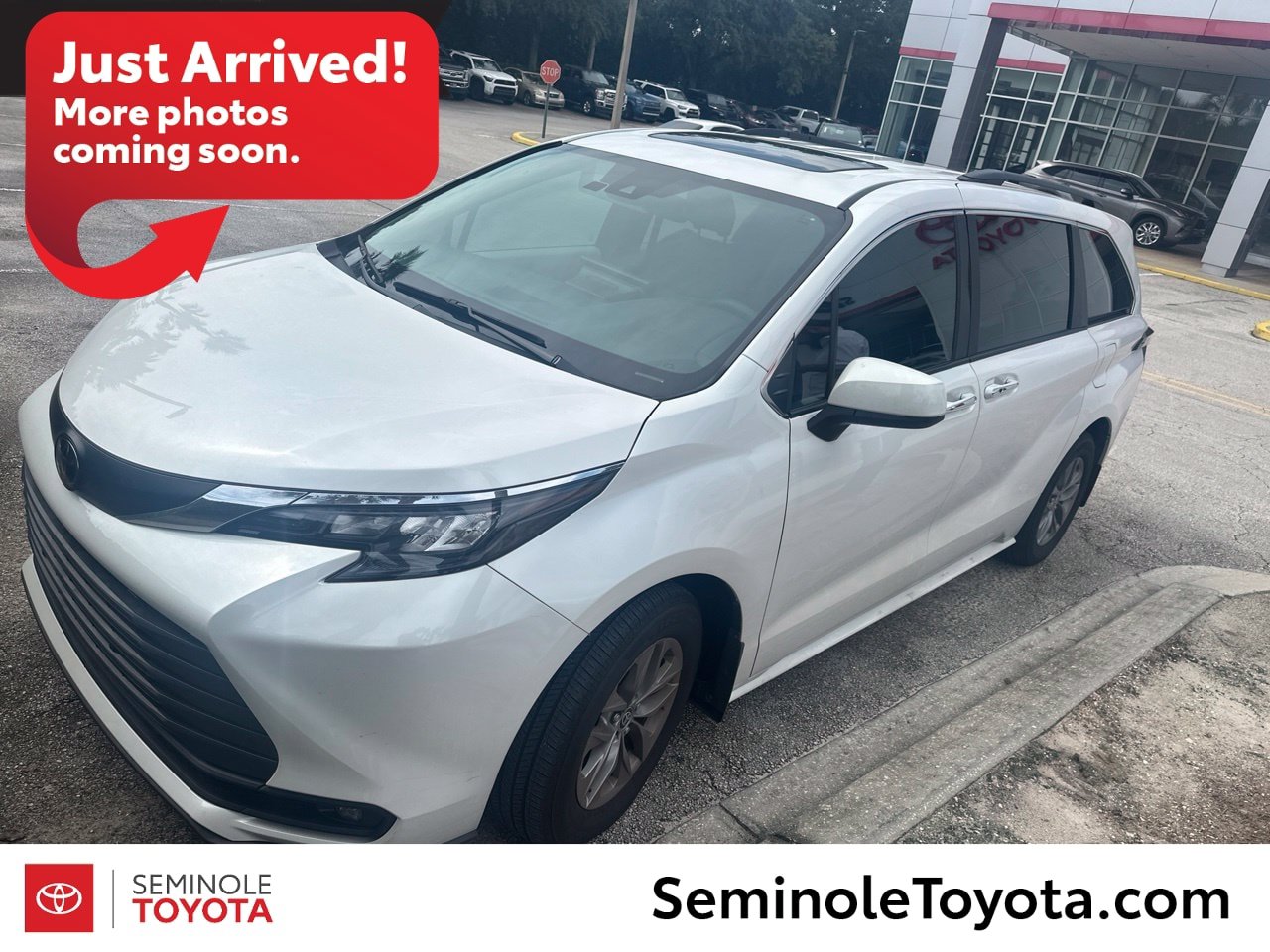 Used 2026 Toyota Sienna XLE FWD image 1