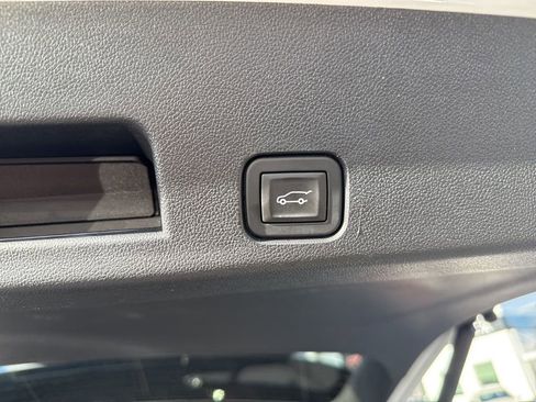 Used 2025 GMC Acadia Elevation image 31