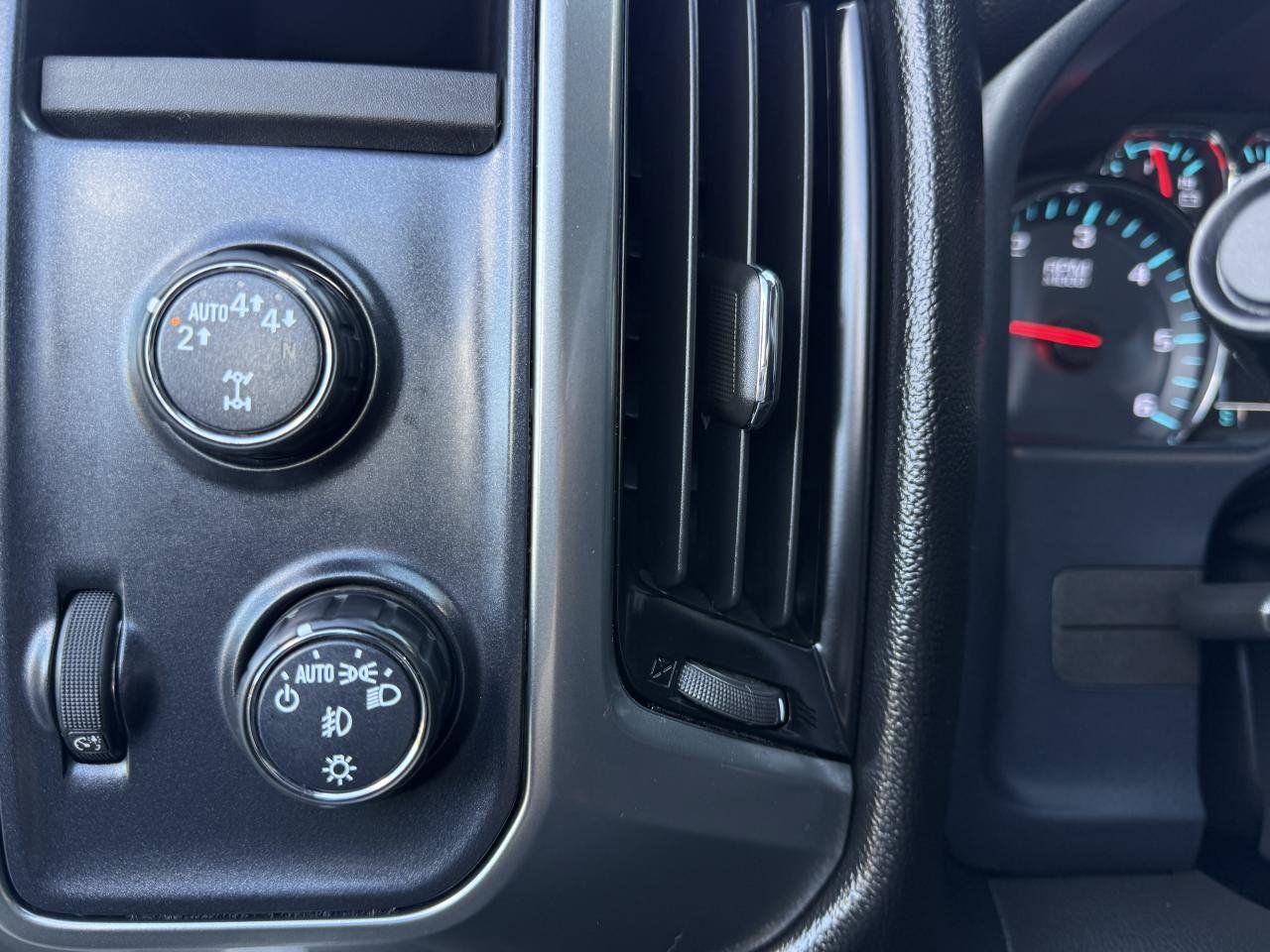 Used 2018 Chevrolet Silverado 1500 LT w/ LT Eassist Package AWD/4WD image 22