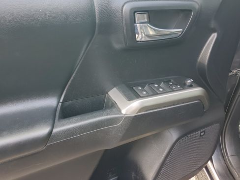 Used 2020 Toyota Tacoma Limited AWD/4WD image 21