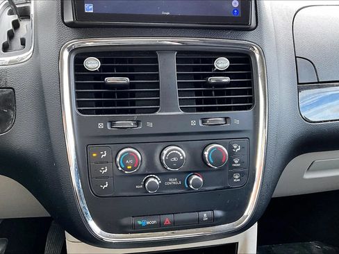 Used 2014 Dodge Grand Caravan SXT w/ Rear Park Assist Package FWD image 13
