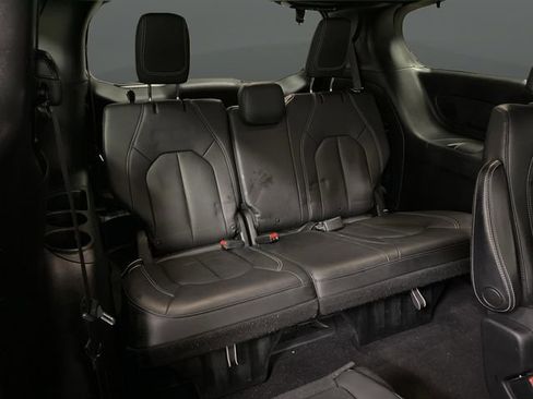 Used 2020 Chrysler Pacifica Touring-L Plus image 33