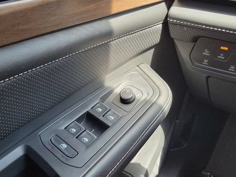 Used 2024 Volkswagen Atlas SE FWD image 19