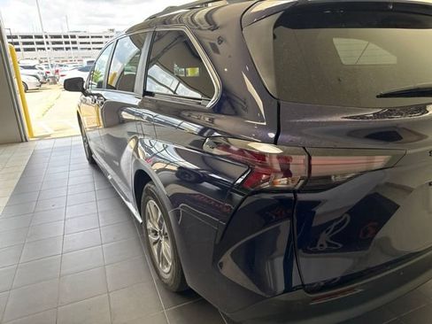 Certified 2023 Toyota Sienna XLE FWD image 13