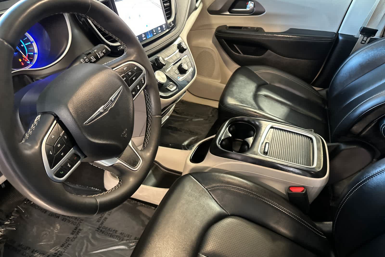 Used 2024 Chrysler Pacifica Limited FWD image 17