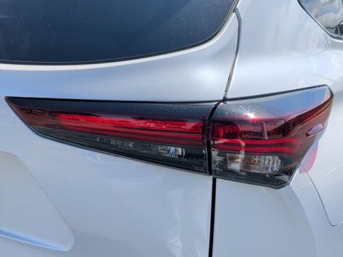 Used 2025 Toyota Highlander XLE FWD image 12