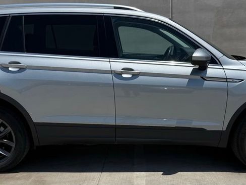 Used 2023 Volkswagen Tiguan SE image 3