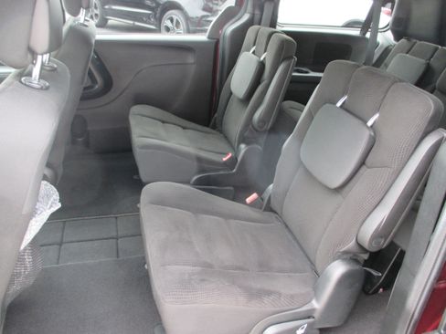 Used 2018 Dodge Grand Caravan SE image 12