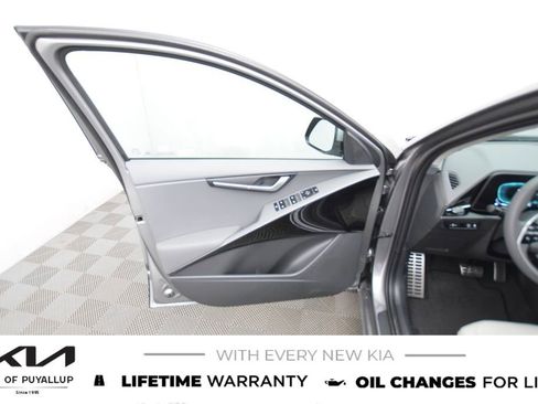New 2025 Kia Niro EX Touring image 9