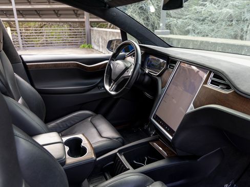 Used 2016 Tesla Model X 70D image 45