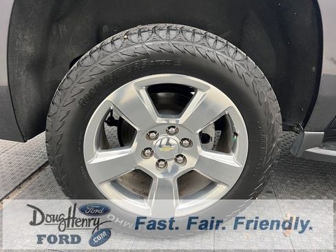 Used 2017 Chevrolet Suburban LT image 16