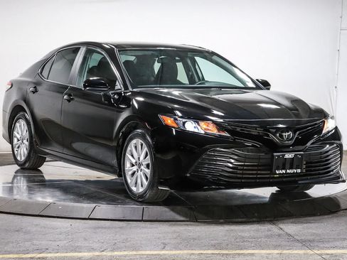 Used 2020 Toyota Camry LE FWD image 5