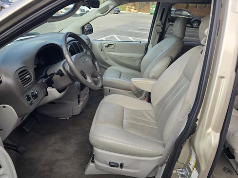 Used 2007 Chrysler Town & Country Touring image 10