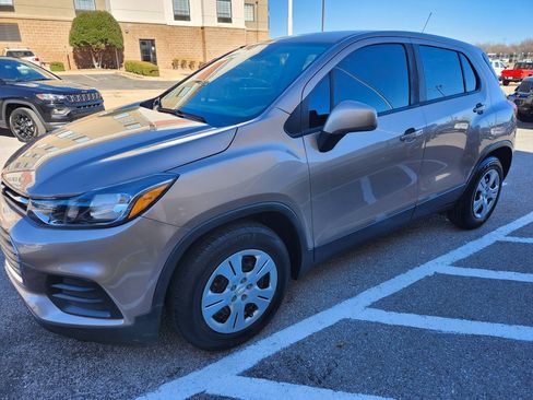 Used 2019 Chevrolet Trax LS image 1