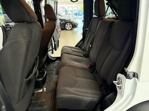 Used 2015 Jeep Wrangler Unlimited Rubicon AWD/4WD image 21