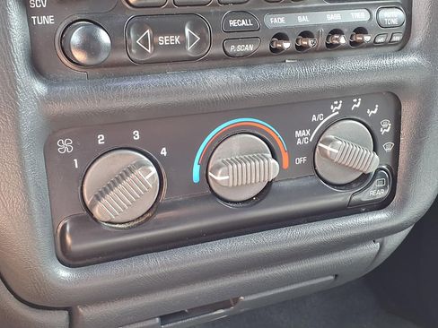 Used 2000 Chevrolet Blazer LS w/ LS Preferred Equipment Group AWD/4WD image 24