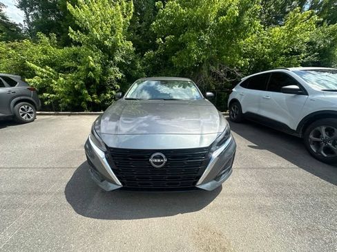 Used 2024 Nissan Altima 2.5 SV FWD image 2