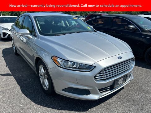 Used 2016 Ford Fusion SE FWD image 3