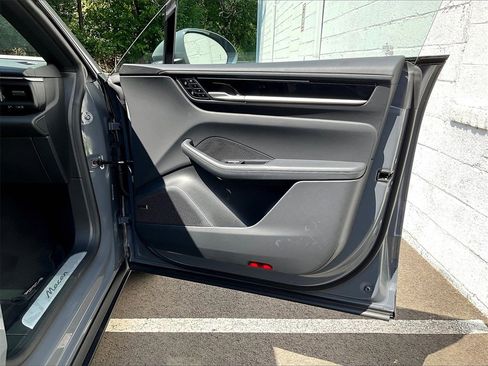 Certified 2025 Porsche Macan Electric image 29