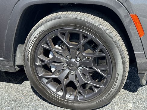 Used 2025 Jeep Grand Cherokee Summit AWD/4WD image 10