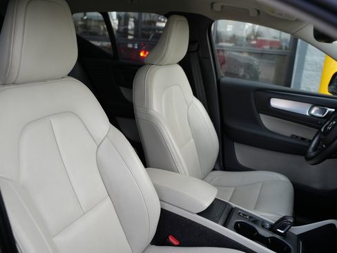 Used 2021 Volvo XC40 T5 Momentum w/ Premium Package image 24