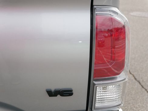 Used 2022 Toyota Tacoma TRD Off-Road image 17