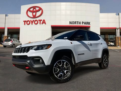 Used 2025 Jeep Compass Trailhawk AWD/4WD image 1