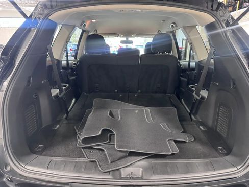 Used 2017 Nissan Pathfinder SV image 16