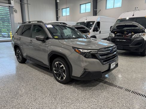 Used 2025 Subaru Forester Premium AWD/4WD image 3
