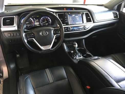 Used 2017 Toyota Highlander SE AWD/4WD image 24