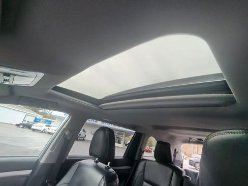 Used 2019 Toyota Highlander XLE image 17