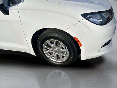 Used 2023 Chrysler Voyager LX image 12